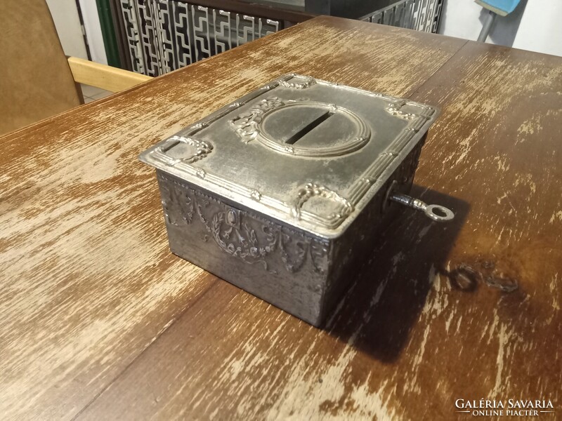 Régi fém ládika, persely