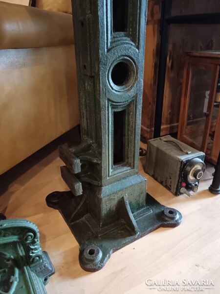 Iparis stílusú posztamens, antik vas alapzat, talán valamilyen gépláb, vagy kandeláber láb, zöldes