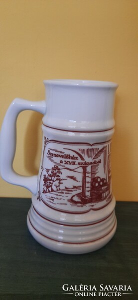 Alföldi porcelán sörös korsó, sernevelőház a XVII. századból felirattal.