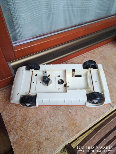 PIKO Kybernet játékautó.