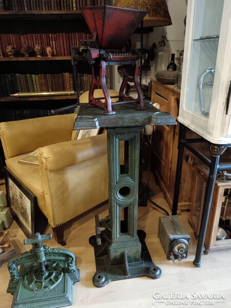 Iparis stílusú posztamens, antik vas alapzat, talán valamilyen gépláb, vagy kandeláber láb, zöldes