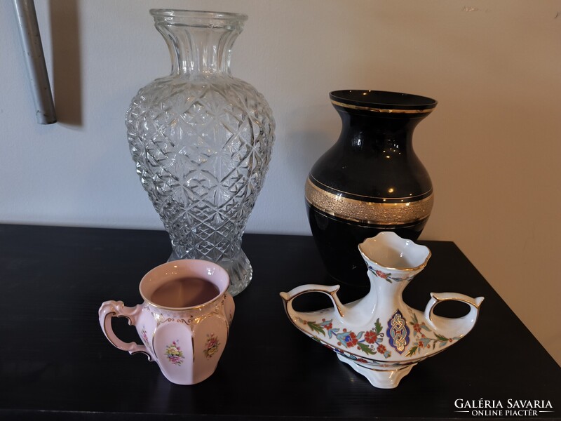 Porcelán és üveg tárgyak egyben