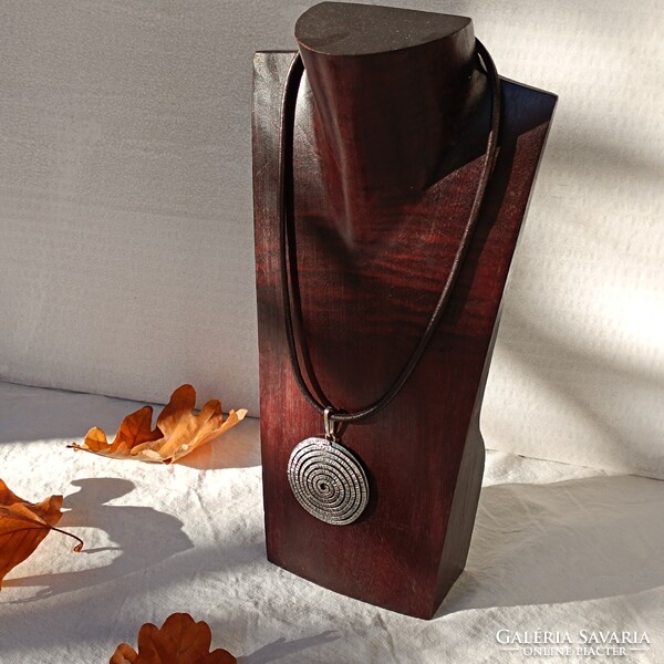 Ezüstözött spirál nagyméretű medál, új bőr 0,4 cm-es zsinóron orvosi fém kapoccsal