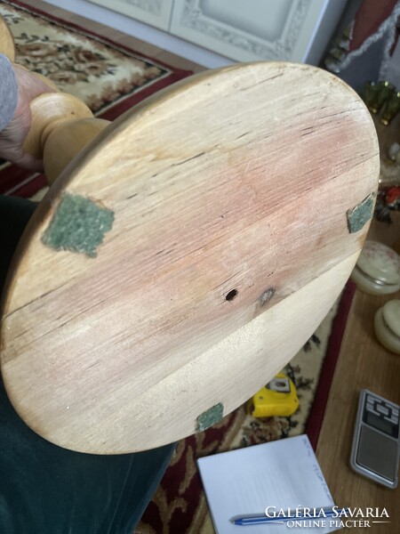 Faragott fa nagy posztamens szobor, vagy virágtartó masszív darab.