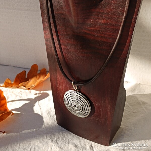 Ezüstözött spirál nagyméretű medál, új bőr 0,4 cm-es zsinóron orvosi fém kapoccsal