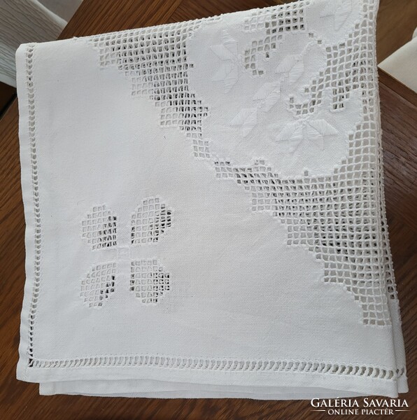 GYÖNYÖRŰ ÚJ ÁLLAPOTÚ FEHÉR ÁTTÖRT  AZSÚR MINTÁS HÍMZETT SZÖVÖTT TERÍTŐ/ASZTALKÖZÉP