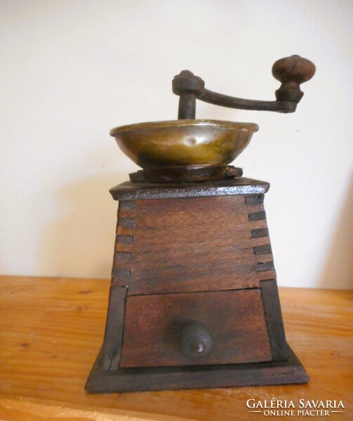 Antik fadobozos kávédaráló (fiókos, réz beöntős)  Jelzett: M.G. Garantirt