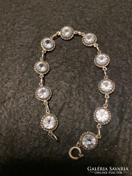 Női ezüstkarkötő, féldrága kövekkel