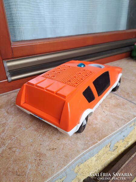 PIKO Kybernet játékautó.