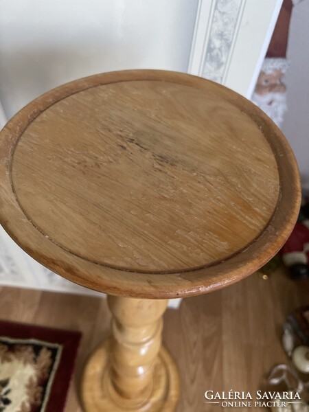 Faragott fa nagy posztamens szobor, vagy virágtartó masszív darab.