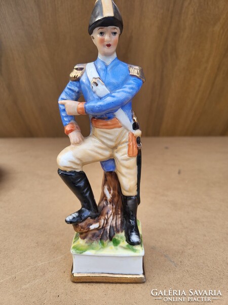 Napóleoni tiszt porcelán figura, kézi festés, aranyozással (cca. 1900–1930)