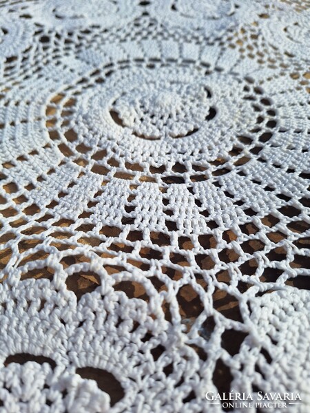 Horgolt , kerek csipke terítő, háromsoros rózsa mintával