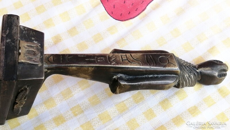 Ramszesz. Egyiptomi fáraó bronz szobra hieroglifákkal díszítve