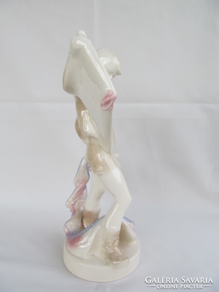 Jihokera kerámia papírsárkányt eregető fiú