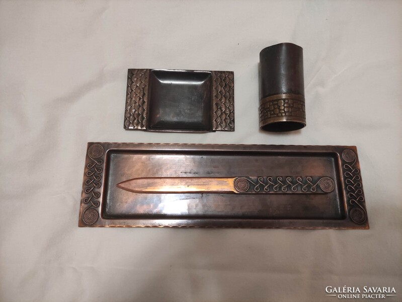 Bronz levélkés, bronz tartóval, bronz apró írodaszer tartóval és bronz írószer tartóval.