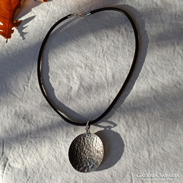 Ezüstözött spirál nagyméretű medál, új bőr 0,4 cm-es zsinóron orvosi fém kapoccsal