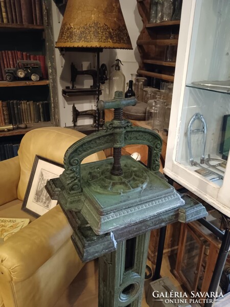 Iparis stílusú posztamens, antik vas alapzat, talán valamilyen gépláb, vagy kandeláber láb, zöldes