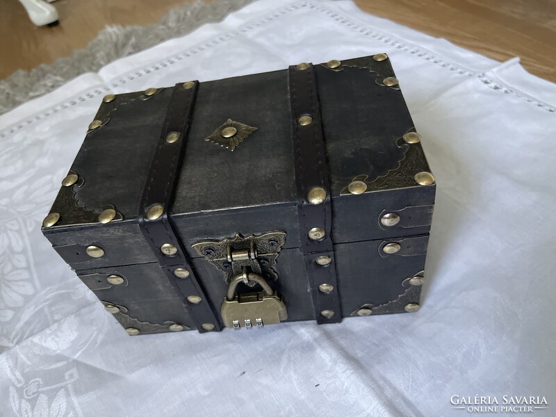 Számzáras ékszeres fa doboz fém szegecsekkel díszekkel masszív darab.