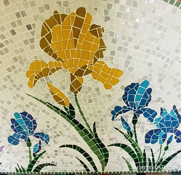 Egyedi, kézzel készült, félkör alakú mozaikos falikép, virágmintával