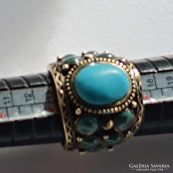 17,5 mm átmérőjű dekoratív réz gyűrű türkiz színű kövekkel