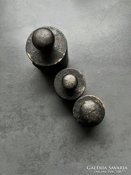 Hitelesített régi öntött vas mázsa , mérleg súlyok 3 db együtt