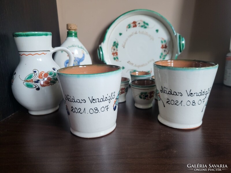 Kézzel festett magyar pálinkás és vendégváró készlet – kulacs, 6 kupica, tálca, kancsó és 2 bögre