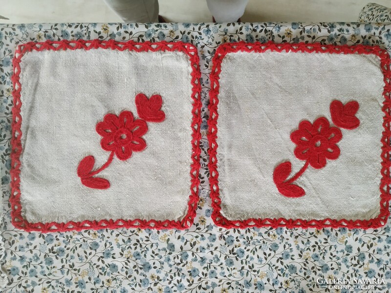 2 db egyforma, rátétes erdélyi kis terítő