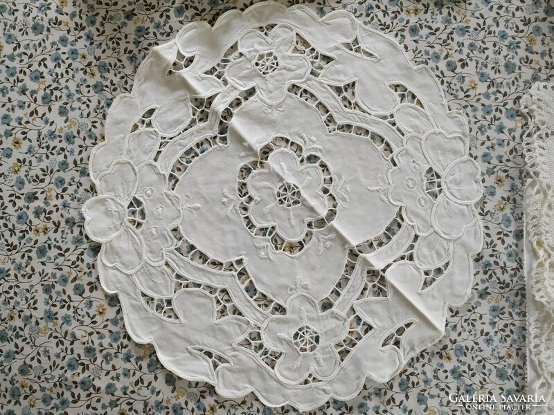 Fehér antik hímzett vitrin alátét, kis terítő, hibátlan