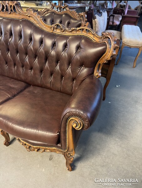 Barokk stílusú 3+1+1 szalongarnitúra – faragott fa vázzal, barna ECO bőr kárpittal