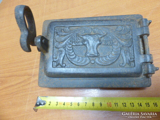 Antik kályha ajtó gyönyörű motívummal!