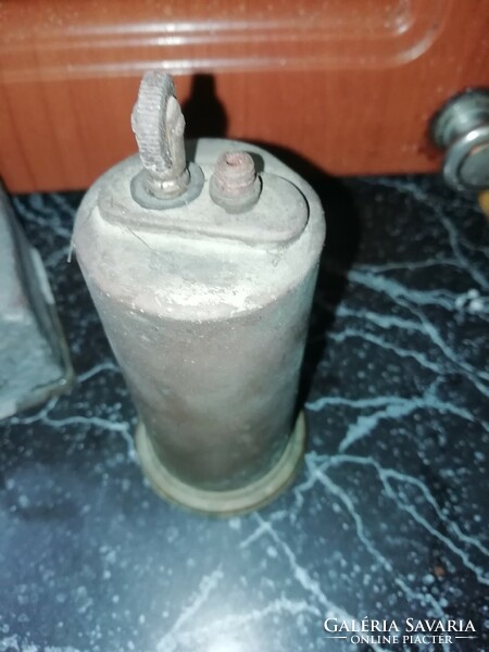 Antik asztali öngyújtó a képeken látható állapotban van.Több száz Aukció és Akció