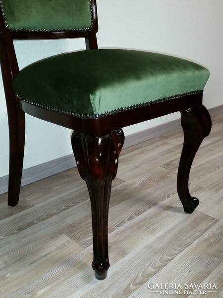 Felújított nagyméretű tálalószekrény asztallal székekkel