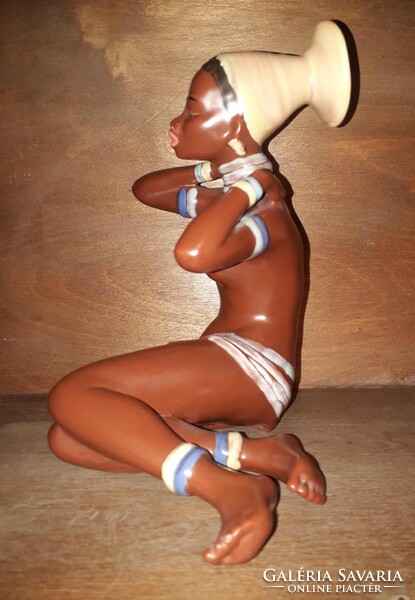 Cortendorf / afrikai lány szobor / Germany.