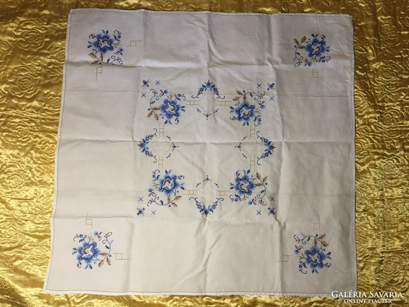 Gyönyörű kék rózsás kézimunka hímzett keresztszemes hímzett pamut vászon terítő