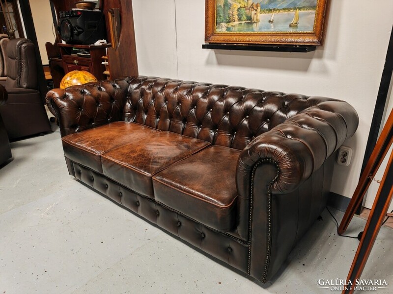 Antikolt barna színű 3 személyes bőr Chesterfield kanapé , patinás angol bőrkanapé