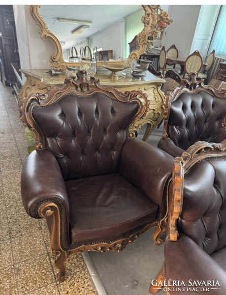 Barokk stílusú 3+1+1 szalongarnitúra – faragott fa vázzal, barna ECO bőr kárpittal
