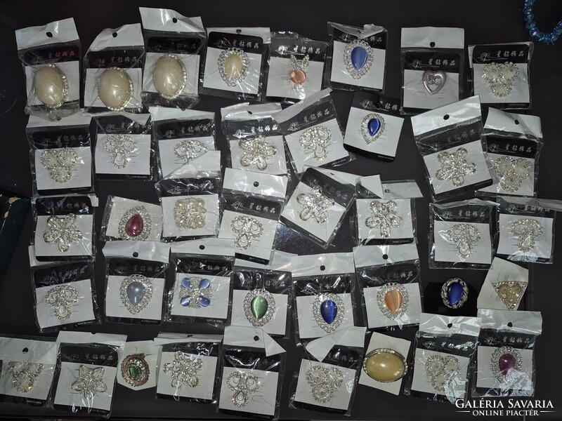 Nöi bross kitűző 40db új