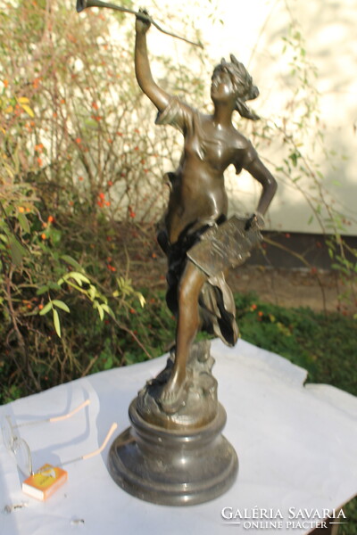 Antik szignált tömör bronz szobor 718