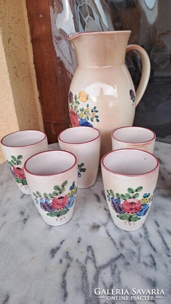 Boros kancsó poharakkal