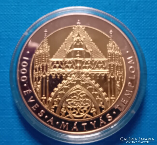 1000 éves a Mátyás templom  , aranyozott érem.  átm.: 4,5 cm.