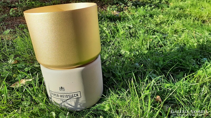 Modern stílusú Piper-Heidsieck pezsgősveder matt arany színben beton talapzaton