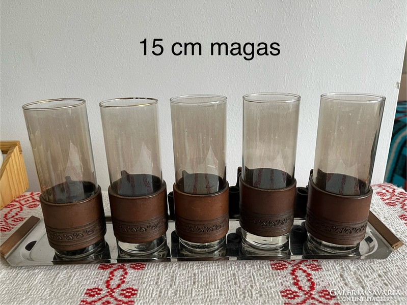 Pohárkészlet fém tálcán