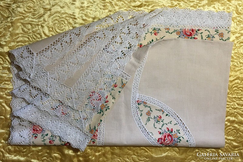 Szép horgolt csipkés kézimunka rózsás pamut vászon nagy terítő