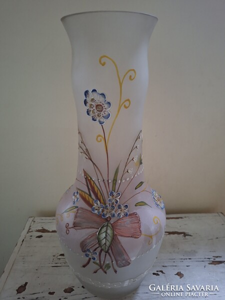 Bohemia plasztikus virágokkal diszített festett opál üveg váza rózsaszín szalagos 37 cm