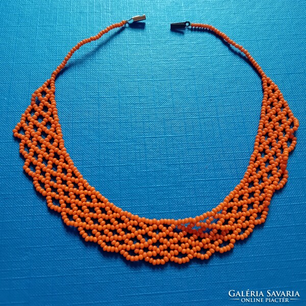 Apróköves gyöngy nyakék  hossza: 37,5 cm.