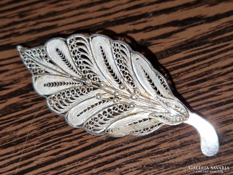 Ezüst kitűző levél