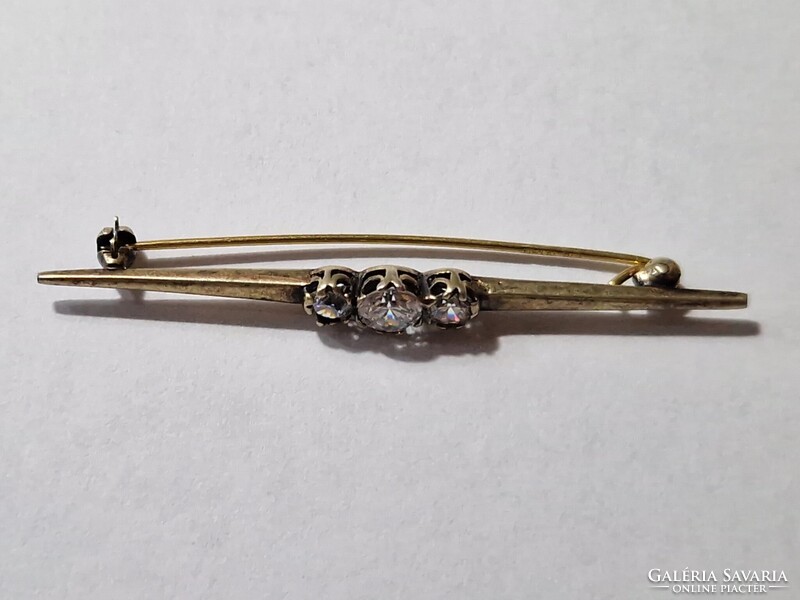 Ezüst kitűző-bross kövekkel