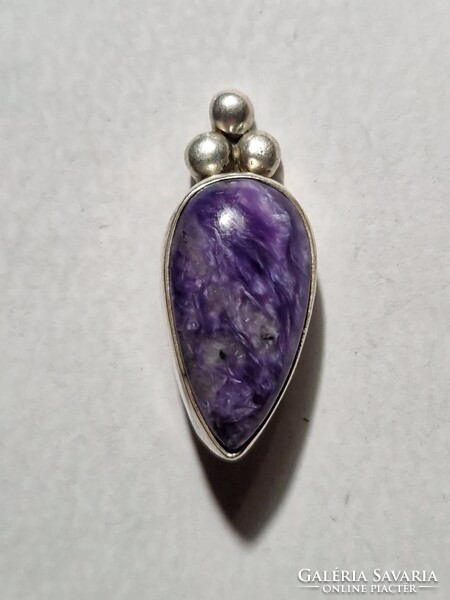 Ezüst függő lila belsővel...