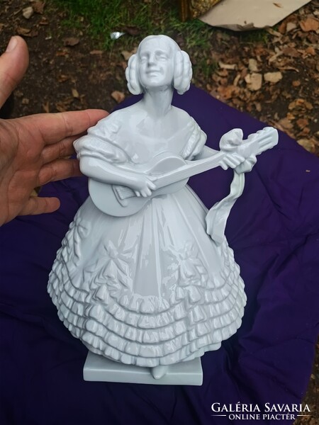 Antique Herend, white dérine figurine. 38 Cm.