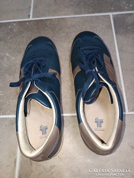 Eladó egy retró Tisza cipő.